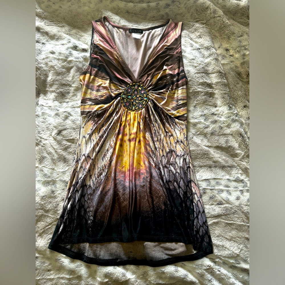 Venus medium tank top with jewel centerpiece